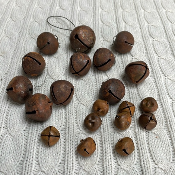 Bells lot of 20. 3 different sizes. 1 large,10 medium, 9 small. Rusty primitive - Picture 1 of 9